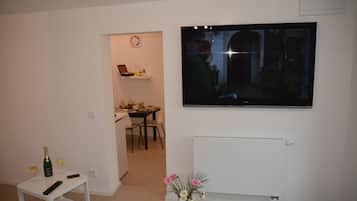 Apartment (1) | Individually decorated, desk, laptop workspace, free cribs/infant beds