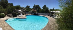 Udendørs pool, parasoller, liggestole