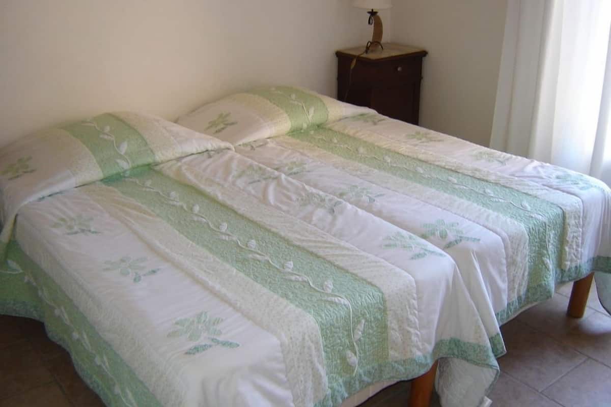 Room (Stella) | Desk, soundproofing, cribs (surcharge), WiFi (free)