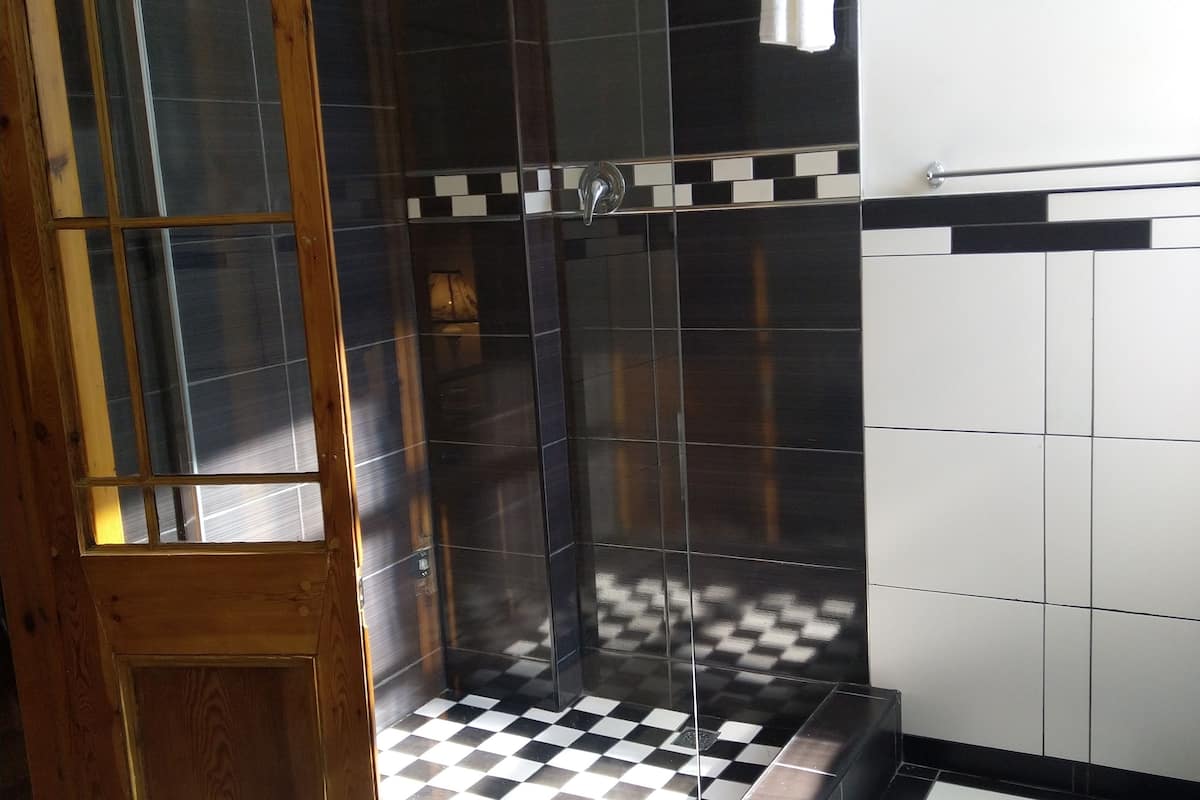 free toiletries, towels