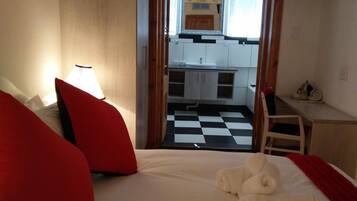 セーフティボックス (室内)、デスク、ノートパソコン用作業スペース、WiFi (無料)