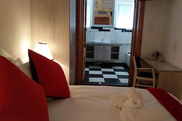 Peti besi dalam bilik, meja, ruang kerja komputer riba, Wi-fi percuma