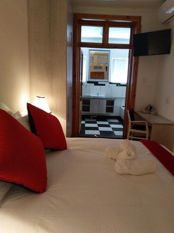 In-room safe, desk, laptop workspace, free WiFi - Savoy Hotel Beaufort-West (Beaufort West)