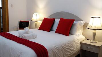 Brankas, meja kerja, ruang kerja ramah laptop, dan Wi-Fi gratis