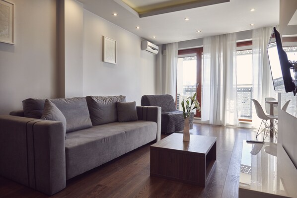 In-room safe, soundproofing, iron/ironing board, free WiFi