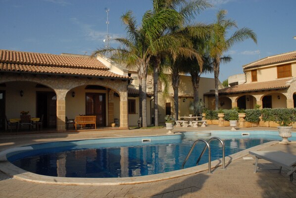 حمّام سباحة خارجي