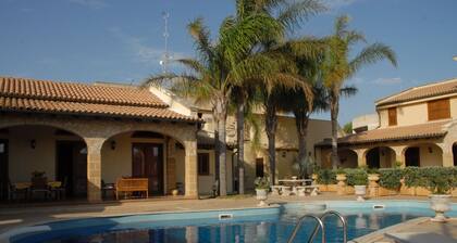 APPARTAMENTOSIGNORILE A BORDO PISCINA IN VILLA DI LUSSO CON PISCINA CONDIVISA