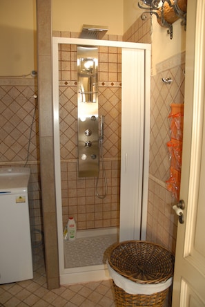 Fridge, microwave, oven, stovetop - APPARTAMENTOSIGNORILE A BORDO PISCINA IN VILLA DI LUSSO CON PISCINA CONDIVISA (Mazara del Vallo)