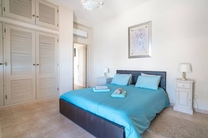 4 chambres, bureau, fer et planche à repasser, lit de bébé portatif