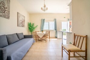 Una televisión, una chimenea, una oficina