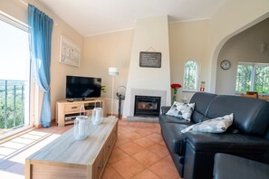 Una televisión, una chimenea, una oficina