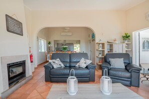 TV, fireplace, offices - Stunning Views of the Algarve and the Ocean (São Bras de Alportel)