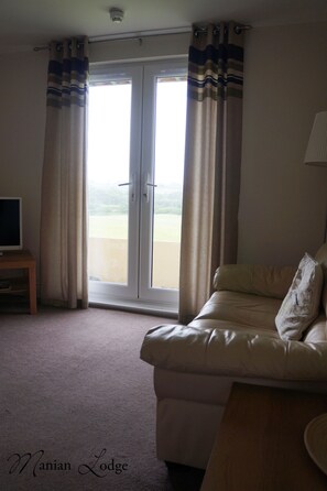 套房, 1 间卧室 | 客厅 | 32-英寸纯平电视（配备数码频道）、电视、DVD 播放器