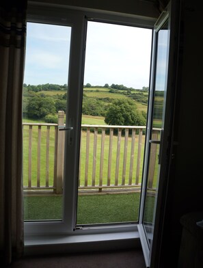 32-inch flat-screen TV with digital channels, TV, DVD player - The Manian (Kilgetty)