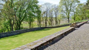 A stone pathway leading through a grassy area with trees on either side. - Cottage for 6 in stunning rural location (Beech) (Crawfordjohn)