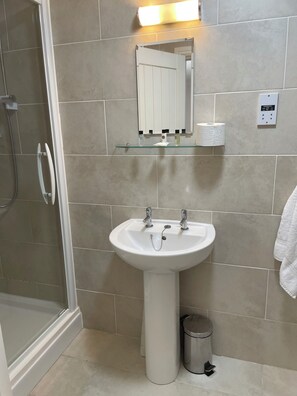 Bathtub, hair dryer, towels, soap - Cottage for 6 in stunning rural location (Beech) (Crawfordjohn)