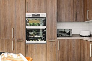 Fridge, microwave, oven, stovetop - Large Stylish 5 bedroom House,  Perfect  for extended stays (Salford)