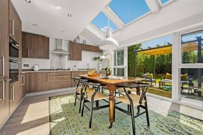 Fridge, microwave, oven, stovetop - Large Stylish 5 bedroom House,  Perfect  for extended stays (Salford)