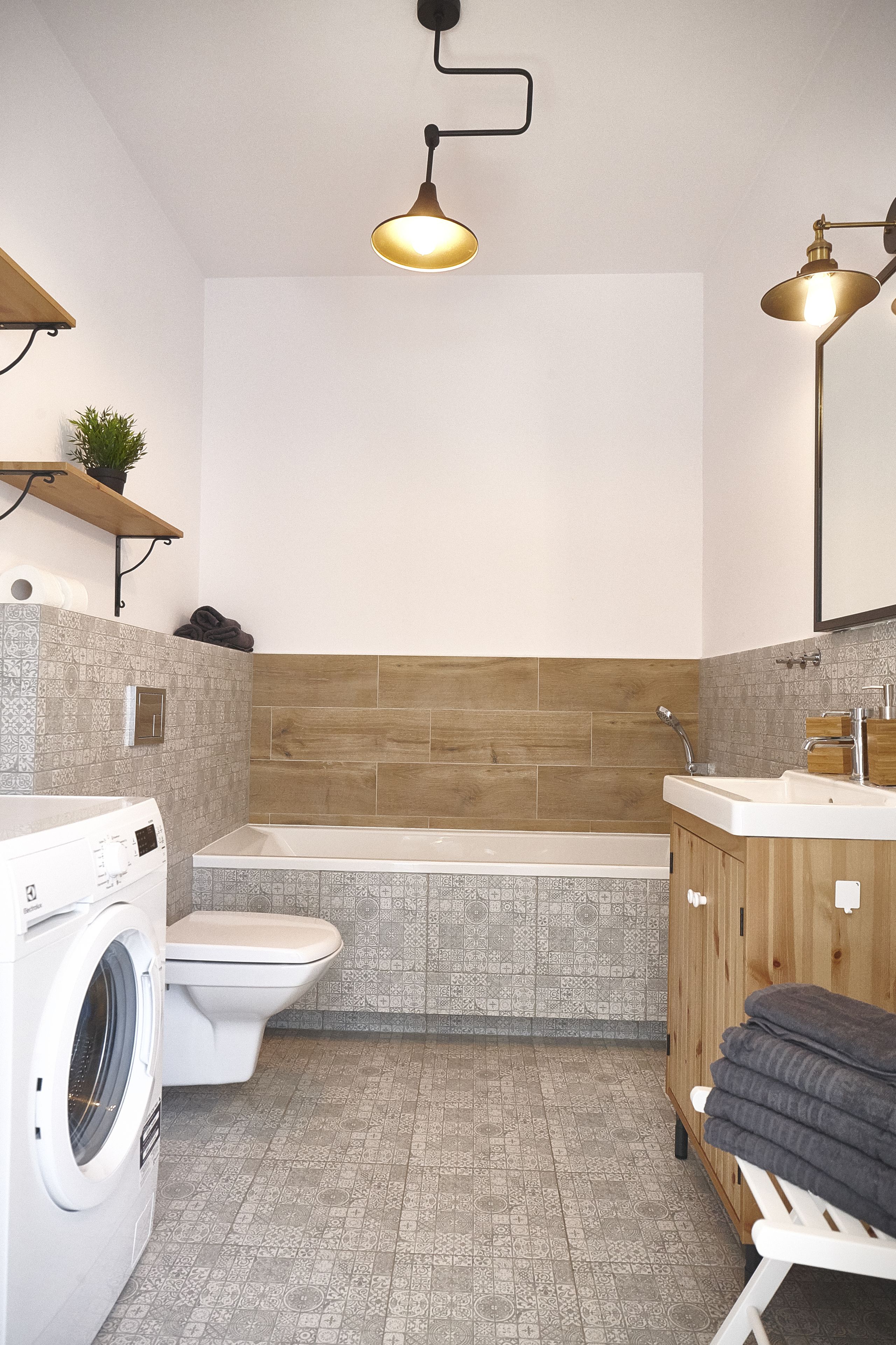 Deluxe Studio | Bathroom | Shower, free toiletries, hair dryer, towels