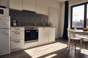 Deluxe studio | Privékeuken | Een koelkast, een microgolfoven, een kookplaat, een vaatwasser