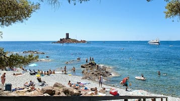 Ranta lÀhistöllÀ, aurinkotuoleja