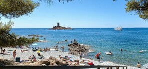 Plage à proximité, chaises longues