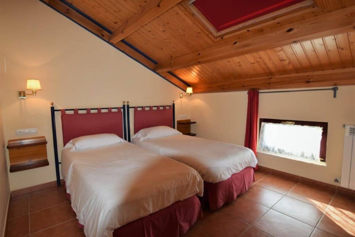 Zweibettzimmer | Zimmersafe, Schreibtisch, Verdunkelungsvorhänge, Bügeleisen/Bügelbrett