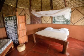 خزنة داخل الغرفة وتجهيزات عازلة للصوت وملاءات أسرّة