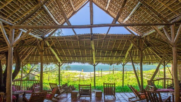 A covered outdoor seating area with a view of the ocean. - Varatraza Wind Riders (Antsiranana)