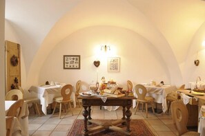 Lunch and dinner served - Locanda Alpina (Novella)