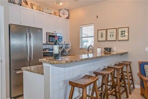 Jääkaappi, mikroaaltouuni, liesi, astianpesukone