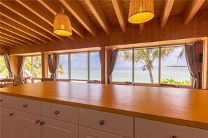 Geladeira, micro-ondas, cooktop, lava-louças