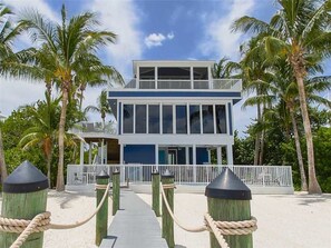 Vista frontal de la propiedad