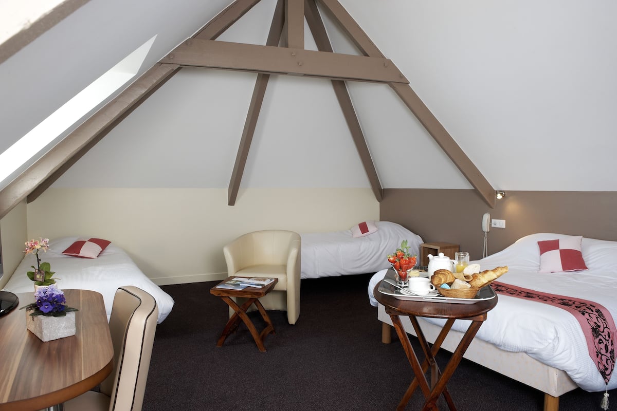 Chambre quadruple, vue sur la mer | 1 chambre, fer et planche à repasser, accès au Wi-Fi (inclus)