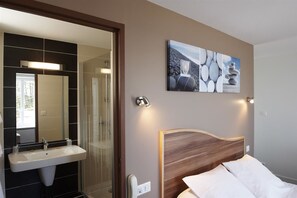Double Room, Garden View | Bathroom sink - Logis Hotel Belle Vue (Fouesnant)