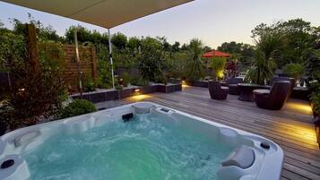 Bồn tắm spa ngoài trời