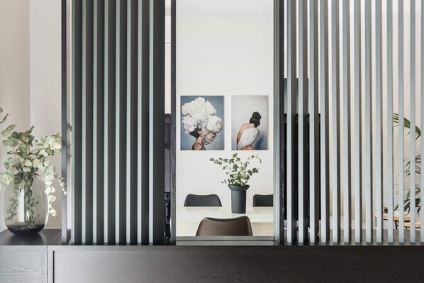 Apartamento, 2 quartos, vista para a cidade | Área de estar | TV de tela plana