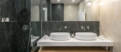 Apartment, 2 Bedrooms, City View | Bathroom | Shower, hair dryer, towels, shampoo