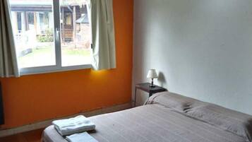 Cabaña familiar, 1 habitación, baño privado, vistas al jardín | Espacio para trabajar con un portátil y cortinas opacas