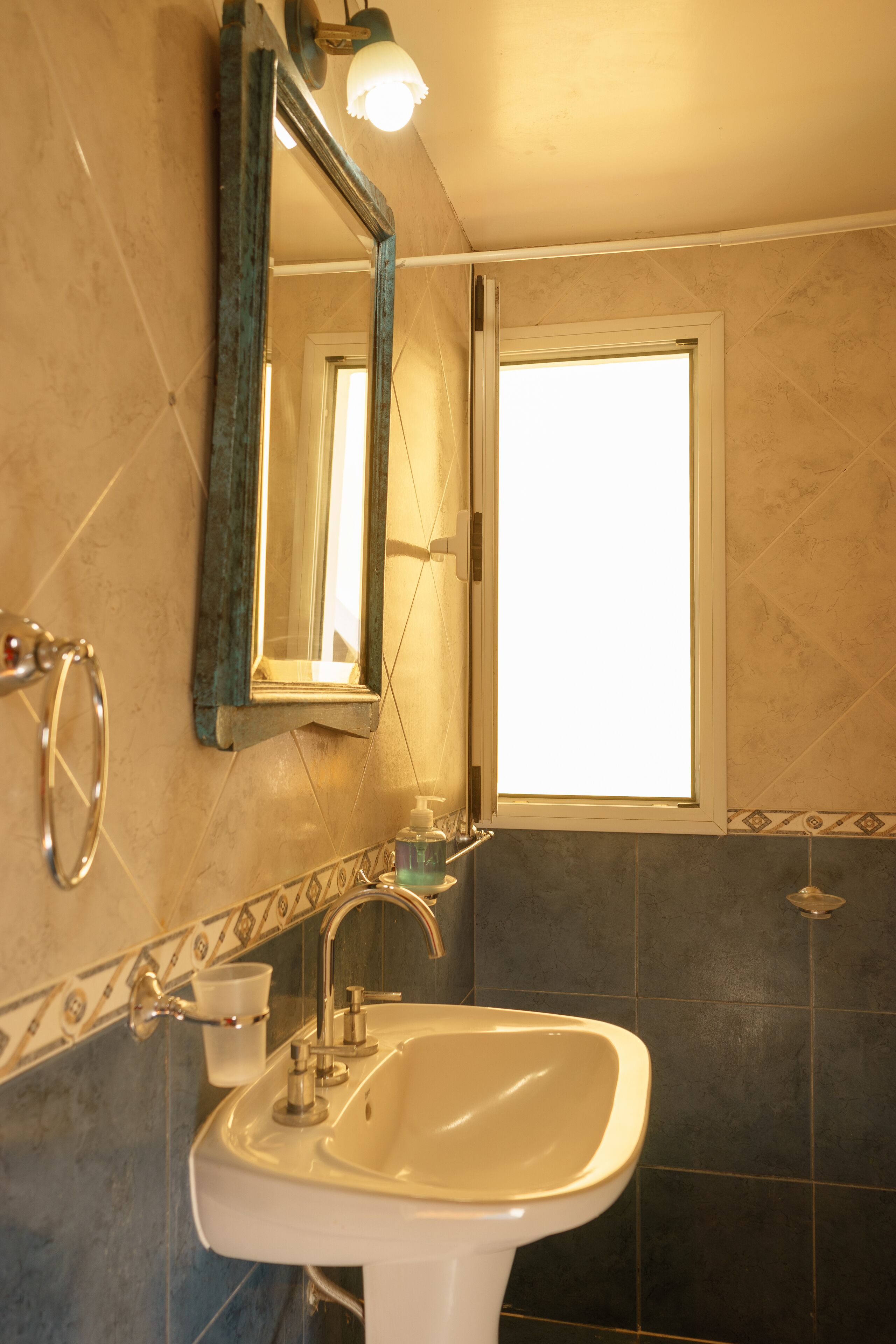 Family Duplex | Bathroom | Shower, towels, soap, shampoo