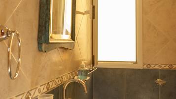 Dúplex familiar | Baño | Ducha, toallas, jabón y champú