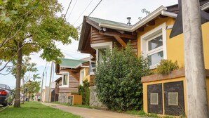 Una hilera de casas modernas con césped cuidado y una acera despejada.