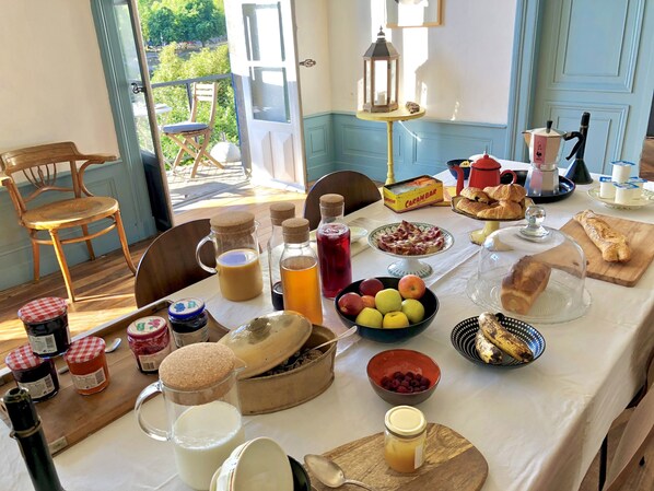 Free daily continental breakfast 