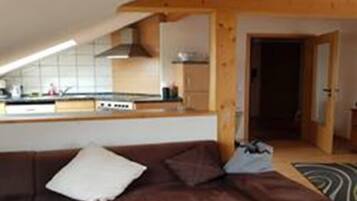 Lemari es besar, oven, kompor, dan peralatan masak/sendok-piring