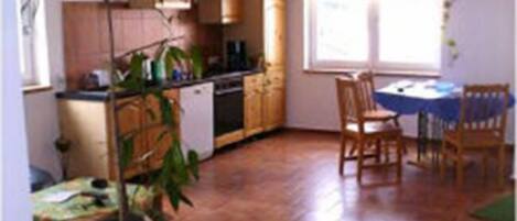 Køleskab/fryser i fuld størrelse, ovn, kogeplade