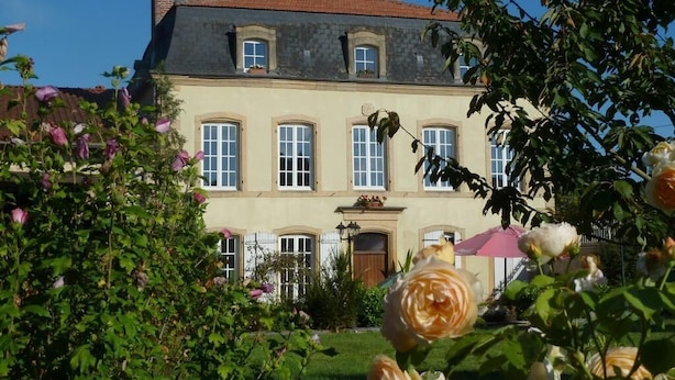 A two-story building with a garden in front. - Maison les Beaux Arts (Mouzay)