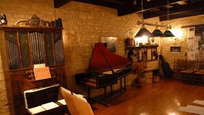 A room with a grand piano, a pipe organ, and a harp. - Maison les Beaux Arts (Mouzay)