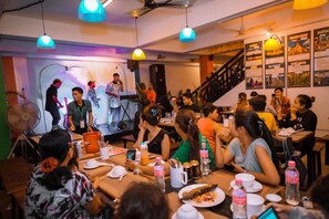 Petit déjeuner continental (3.5 USD par personne)