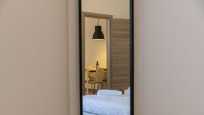 Ein Schlafzimmer mit einem Bett, einem Schreibtisch und einem Sessel.