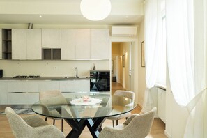 Family Apartment, 2 Bedrooms | Area soggiorno